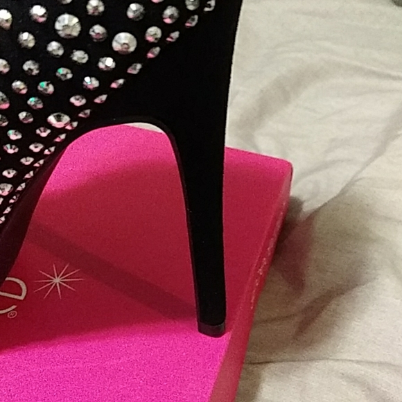 Mackenzie studded black booties💋💋💋💋 - Picture 3 of 4